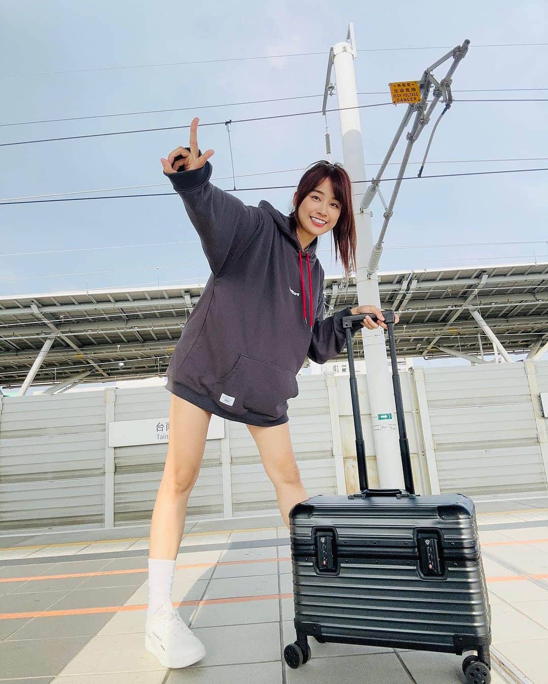 陳伊のインスタグラム：「這是一個無聊の等車女子  要去今日第二站 台南👉🏻苗栗 既然無聊 底下留言趁我還醒著喔都會回哦 👕/ @caco_tw  @navy_co  #NAVYX排球少年!! #Haikyu!! #排球少年!! #潮流穿搭首選品牌 #日常簡約質感穿搭」