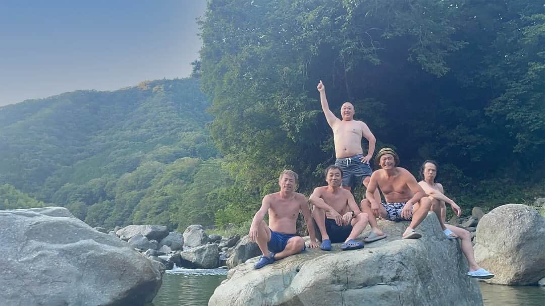庄司智春さんのインスタグラム写真 - (庄司智春Instagram)「久しぶりに軍団山本で集まって キャンプの旅。 道中の謎のスタバも キャンプ飯も テントサウナも 焚き火も ゲストも 赤裸々トークもすべて必見です。 BSよしもとで放送されます。 15日19時から20時半。 テレビでもネットでも ご覧になれますよ。 良い写真なのに 1人だけ ハゲてんじゃねーかよ！ 1番後輩なのに ハゲてんじゃねーかよ！」10月14日 16時39分 - tomoharushoji