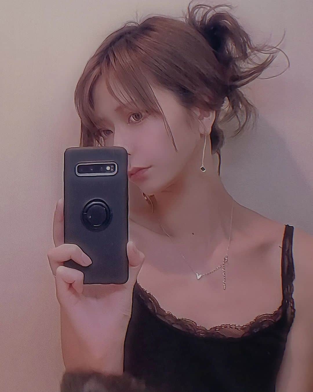 杉浦アヤカさんのインスタグラム写真 - (杉浦アヤカInstagram)「土曜日🖤🩶🖤  #japan #japanesegirl #日本  #sexy #アップヘア #アンニュイ #ピアス #ロムアンド #色素薄い系 #お姉さん #鏡越し」10月14日 16時43分 - sugiurayk