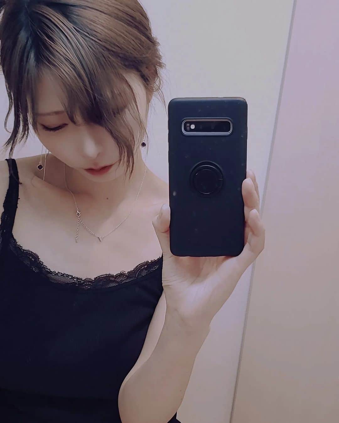 杉浦アヤカさんのインスタグラム写真 - (杉浦アヤカInstagram)「土曜日🖤🩶🖤  #japan #japanesegirl #日本  #sexy #アップヘア #アンニュイ #ピアス #ロムアンド #色素薄い系 #お姉さん #鏡越し」10月14日 16時43分 - sugiurayk