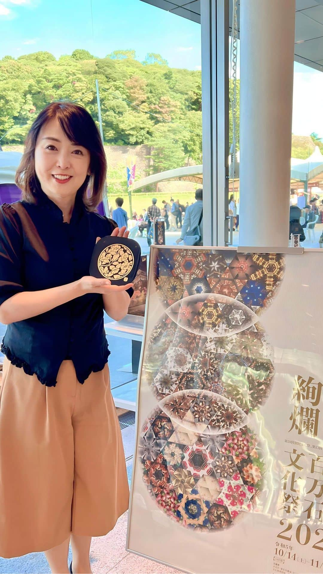 牛窪万里子のインスタグラム：「今日から金沢では「いしかわ百万石文化祭2023」の開幕！イベント会場の「石川県政記念しいのき迎賓館」へ行ってみました。  この建物は大正時代に建てられた旧県庁舎をリニューアルし2010年4月に誕生したそう。ステンドグラスの小窓があるレトロな建物。金箔貼り体験をしてきました！  #金沢 #いしかわ百万石文化祭2023 #金箔 #金箔貼り体験 #しいのき迎賓館」