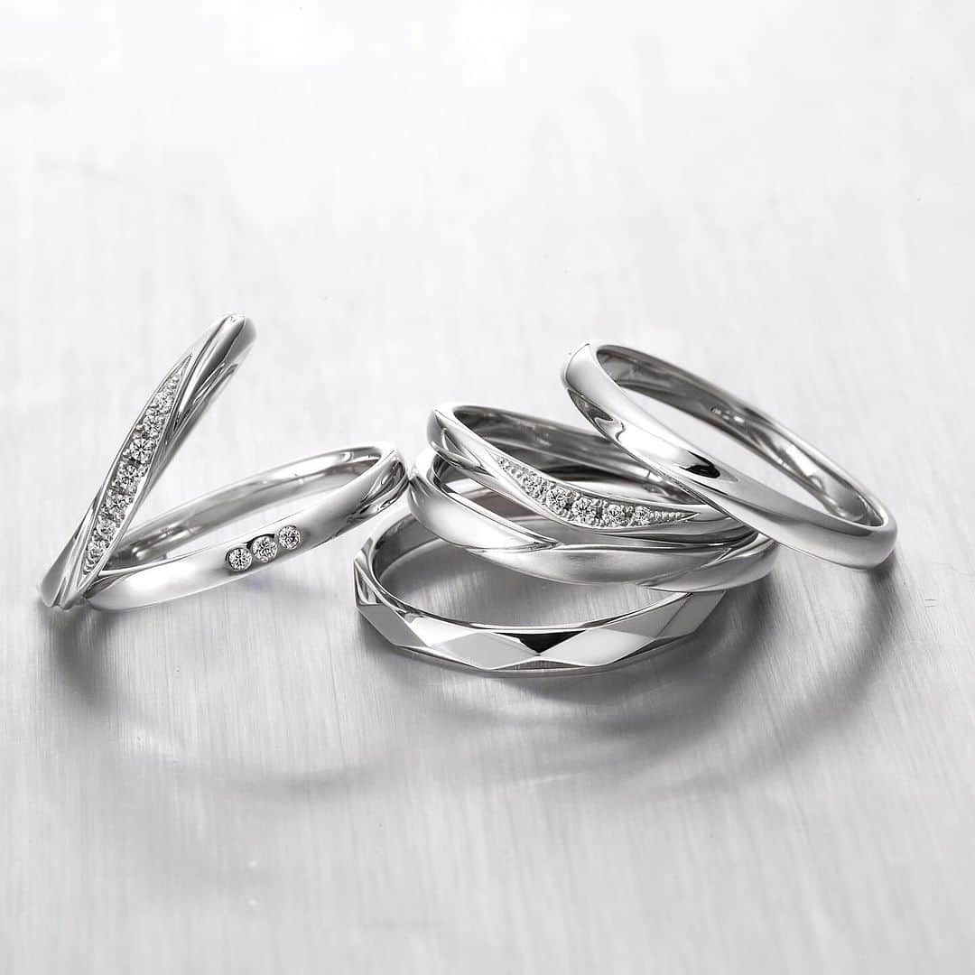 Muqbel ムクベルさんのインスタグラム写真 - (Muqbel ムクベルInstagram)「. 【 Promise Ring 】  リング名🫧STAR -星の約束-  結婚指輪がペアで10万から揃う、ブライダルブランド。 「プロミスリング」  愛の証として薬指にリングを贈り約束を結ぶ。 どれだけ歴史を重ねても変わらない薬指の約束。  ご予算のご相談はお気軽に♡  ━━━━━━━━━━━━━━━━━━━━━━ ☪︎*｡꙳  open ☾ 11:00〜20:00 close ☾水曜日 tell ☾ 098-982-7018   沖縄県中頭郡北谷町美浜51-3  𝒃𝒓𝒊𝒅𝒂𝒍𝒔𝒉𝒐𝒑   𝑀𝑈𝑄𝐵𝐸𝐿  #muqbel #ムクベル #プロポーズダイヤモンド #結婚指輪 #婚約指輪 #okimawa #沖縄 #北谷 #プロポーズ #ミンサー柄 #琉球杢目 #アメリカンビレッジ #プロミスリング #promisering #2023秋婚#2023冬婚  #2024春婚#2024夏婚#2024秋婚 #全国のプレ花嫁さんと繋がりたい #日本中のプレ花嫁さんと繋がりたい #結婚式準備#結婚準備 #プレ花嫁 #プレ花嫁準備 #卒花嫁 #結婚準備 #前撮り #婚約指輪探し #結婚指輪探し」10月14日 16時47分 - muqbel_bridal