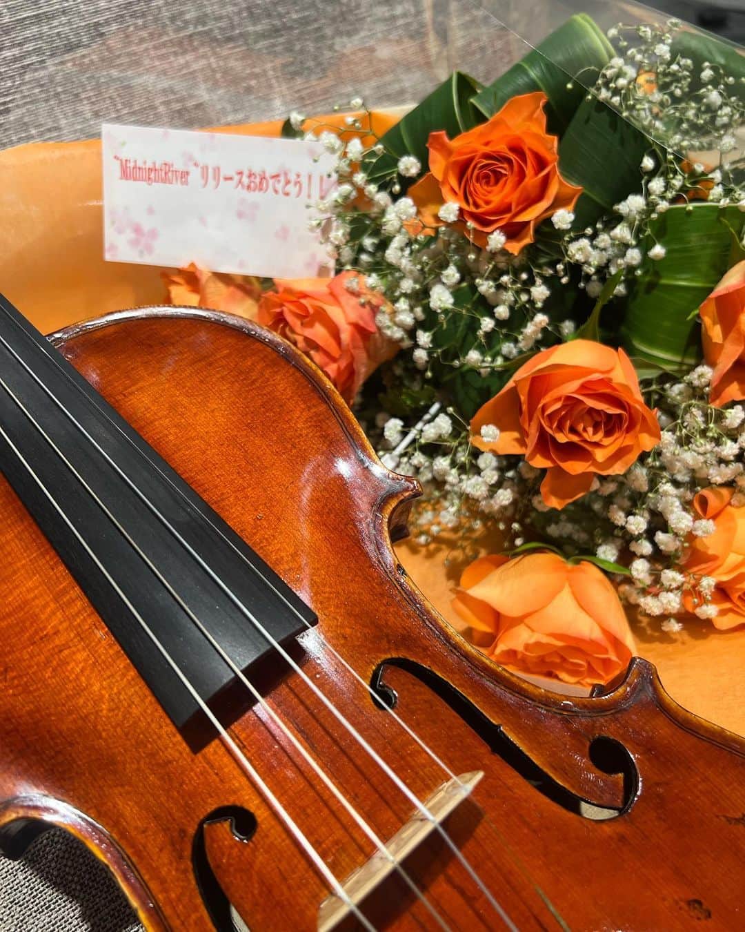 相知明日香さんのインスタグラム写真 - (相知明日香Instagram)「💐  インスタライブ、楽しかったな🥰 皆さんとの会話が楽しくて あっという間の時間！ またやりますね💛🩵🧡🩷  #元気カラーのお花ありがとう #インスタライブ  #violin #violinist #artist #musician #Tokyo #Japan #roses #flowers #thankyou」10月14日 16時48分 - asukalohappy