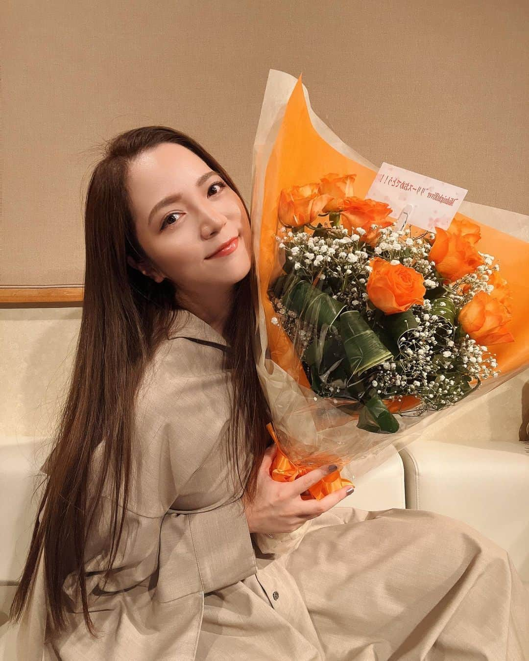 相知明日香のインスタグラム：「💐  インスタライブ、楽しかったな🥰 皆さんとの会話が楽しくて あっという間の時間！ またやりますね💛🩵🧡🩷  #元気カラーのお花ありがとう #インスタライブ  #violin #violinist #artist #musician #Tokyo #Japan #roses #flowers #thankyou」