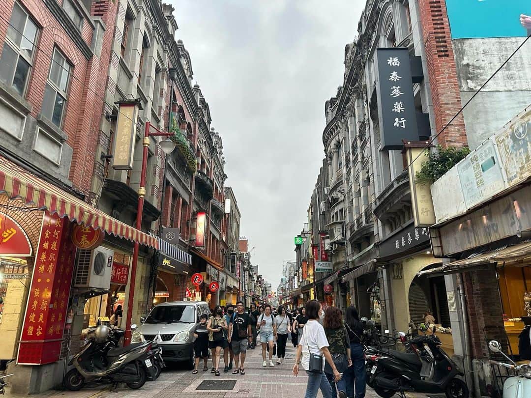 江原千鶴（エハラチヅル）さんのインスタグラム写真 - (江原千鶴（エハラチヅル）Instagram)「台湾の迪化街（ディーホアジェ）は、台湾一の漢方や乾物などの問屋さん街。  おしゃれなカフェや雑貨屋さんもあるし、台湾らしい街並みで楽しかったー❣️  台湾式のお参りも、見よう見まねでしてきました🙏  通りに屋根があるので雨でも大丈夫！  #台湾旅行#子連れ台湾#迪化街 #エハラ家台湾旅」10月14日 16時49分 - eharachizuru