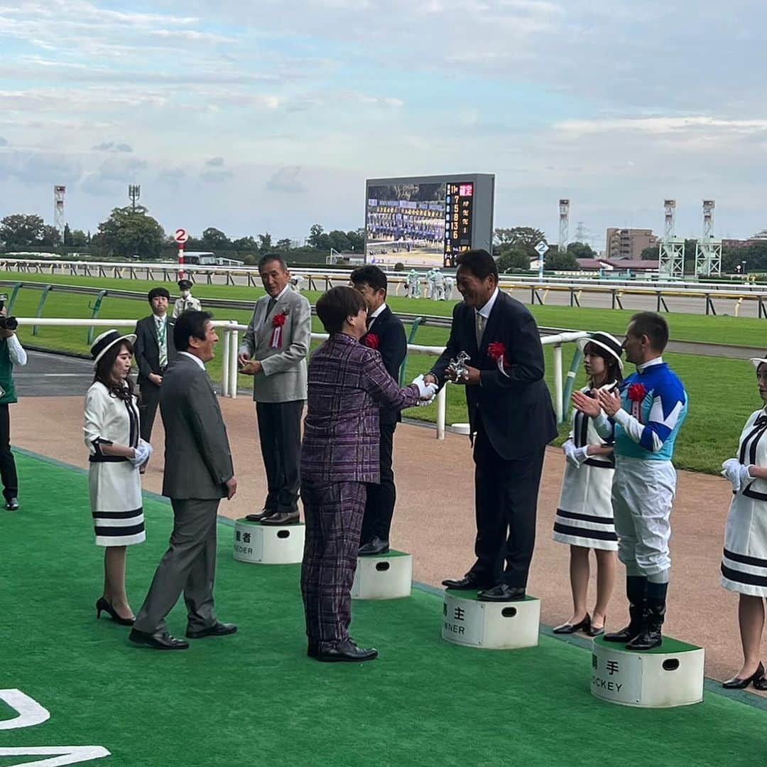 酒井一圭さんのインスタグラム写真 - (酒井一圭Instagram)「東京競馬場で開催された 府中牝馬ステークス 府中市長の高野律雄さんと共に 武蔵國府中大使として 表彰式に参加してきました  ディヴィーナが優勝！  馬主は佐々木主浩さん あのメジャーリーガー 大魔神です それだけでも光栄なのに  奥様の榎本加奈子さん 夫婦役を演じたこともあり 嬉しい再会  山本マネージャーも 万馬券ゲット  良いことが幾つも重なる ラッキーデーになりました😄  #東京競馬場 #府中牝馬ステークス  #武蔵國府中大使 #純烈  #佐々木主浩 #榎本加奈子 #ディヴィーナ  #高野律雄 #酒井一圭」10月14日 16時51分 - sakaikazuyoshi