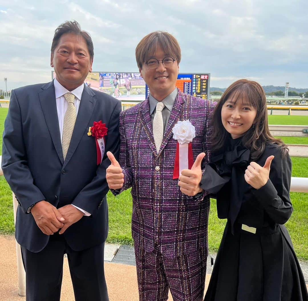 酒井一圭さんのインスタグラム写真 - (酒井一圭Instagram)「東京競馬場で開催された 府中牝馬ステークス 府中市長の高野律雄さんと共に 武蔵國府中大使として 表彰式に参加してきました  ディヴィーナが優勝！  馬主は佐々木主浩さん あのメジャーリーガー 大魔神です それだけでも光栄なのに  奥様の榎本加奈子さん 夫婦役を演じたこともあり 嬉しい再会  山本マネージャーも 万馬券ゲット  良いことが幾つも重なる ラッキーデーになりました😄  #東京競馬場 #府中牝馬ステークス  #武蔵國府中大使 #純烈  #佐々木主浩 #榎本加奈子 #ディヴィーナ  #高野律雄 #酒井一圭」10月14日 16時51分 - sakaikazuyoshi