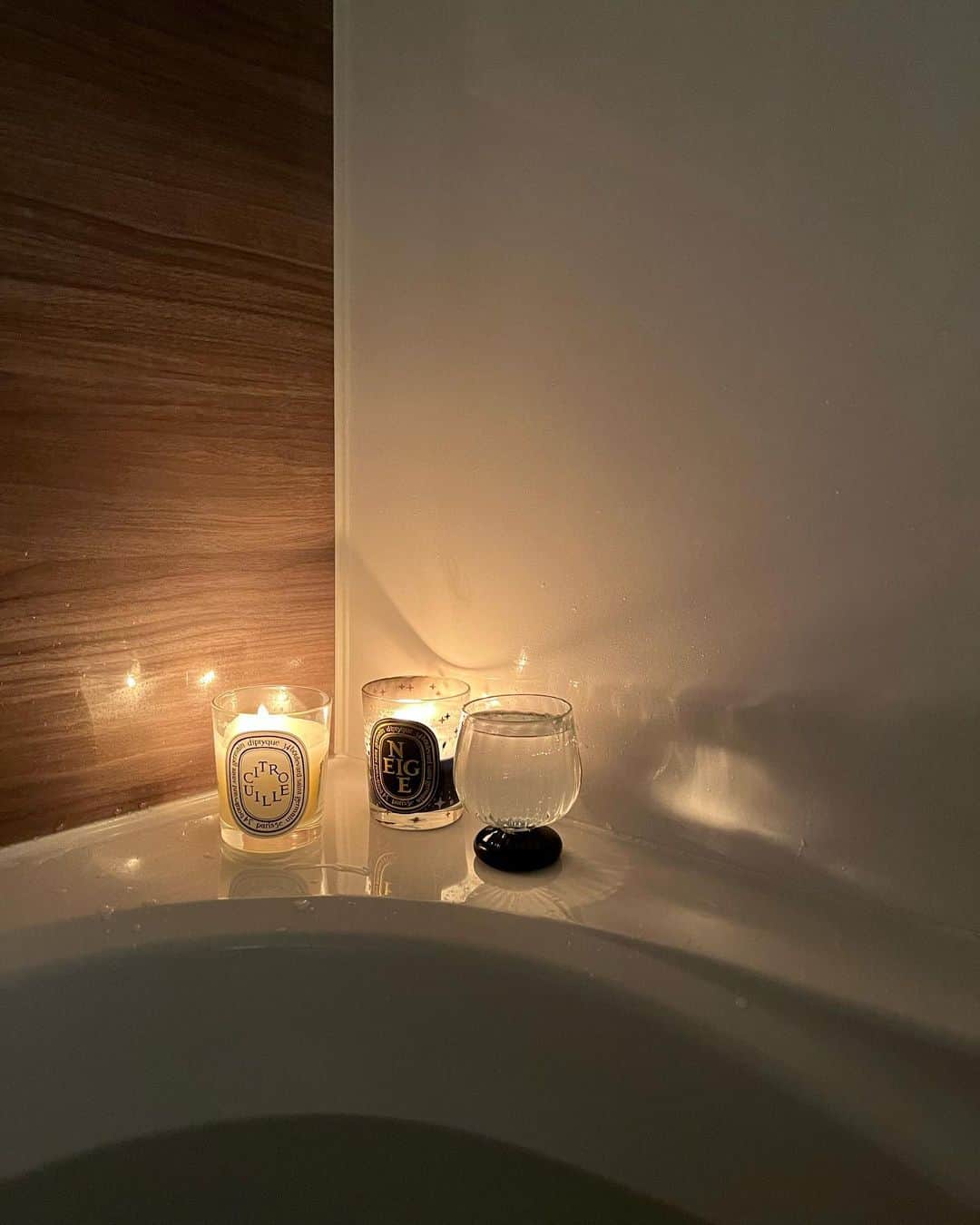 丸山クルミのインスタグラム：「リラックスグッズ🕯️🛀🍷 @diptyque @etvos.jp」