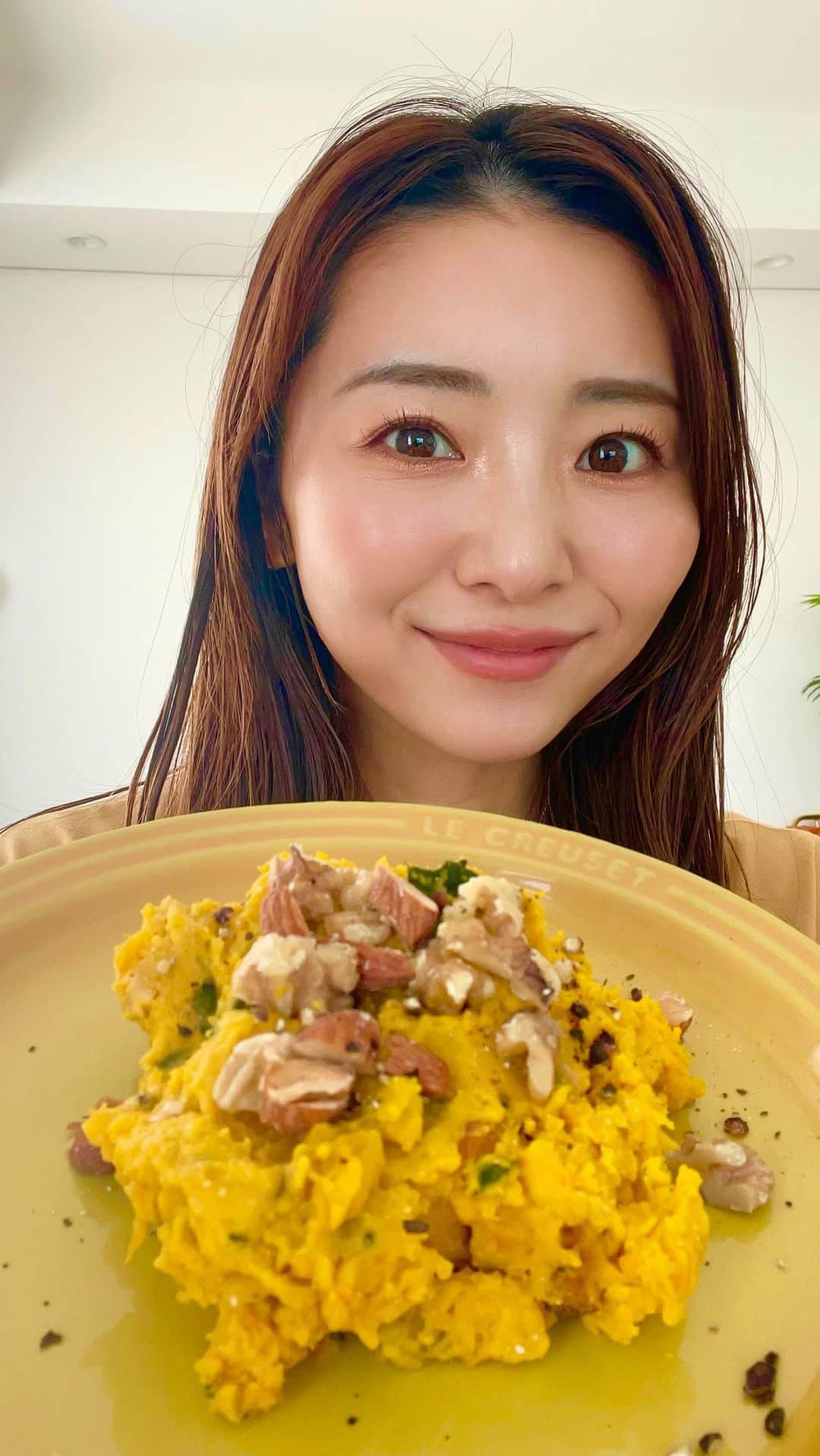 まりなのインスタグラム：「実はカボチャって超ダイエット向きなの知ってた？🎃🥹  カボチャってなんだか糖質高くて太りそう！ って思わない？  確かに野菜の中では糖質は多めなんだけど、 食物繊維も多いし 浮腫みをとってくれるカリウムも豊富だし ビタミンCも豊富!!!  これに三大栄養素のタンパク質をカッテージチーズで入れて、ナッツで良質な脂質入れたら PFC内容最高なパンプキンサラダです🎃🤣👏  お菓子食べるよりこういうスイーツサラダ 食べた方がヘルシーだね!!  まじデパ地下気分になれるから みんなも保存して作ってみて！  #ダイエット #秋の味覚 #カボチャ #カボチャレシピ #ダイエットレシピ #ハロウィンスイーツ  #ハロウィンパーティー  #ハロウィン  #ハロウィン料理  #ハロウィン弁当」