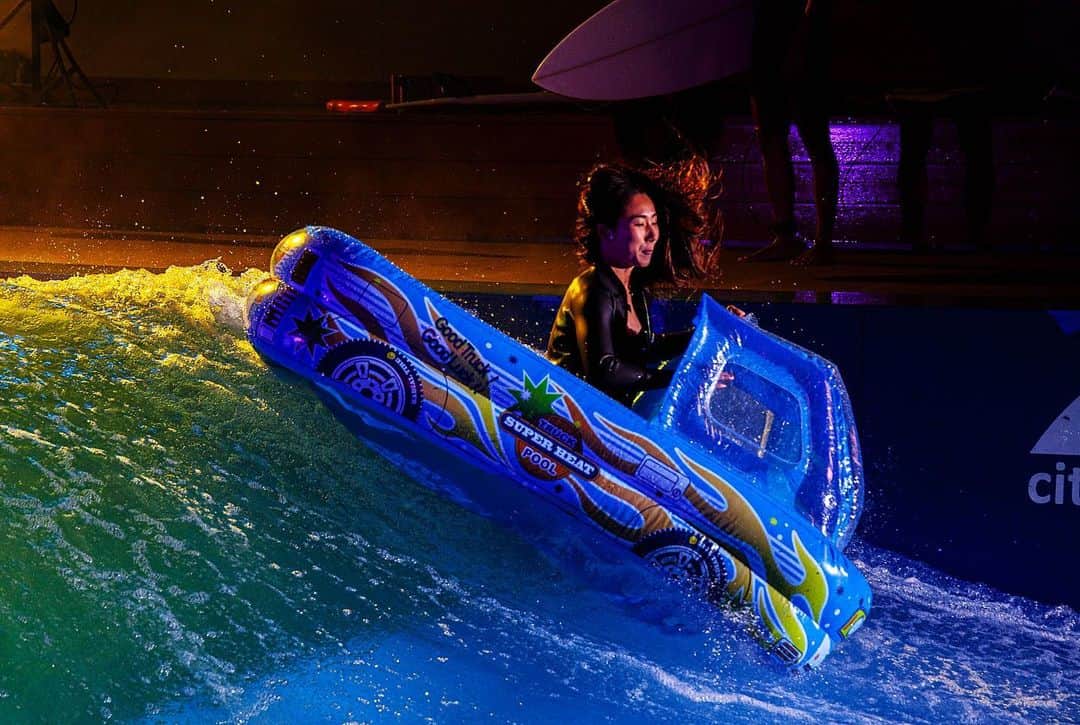 MAIMAIさんのインスタグラム写真 - (MAIMAIInstagram)「YouTube upしました✨ 10/9 citywave Night surf eventにゲストとして潜入してきました👏🤩 @citywave.tokyo   なんでもありな3時間貸切スペシャルイベント！🤣✨ 限定20名程で行われたパーティーは大盛り上がりでサウナも入り放題🤤💓 私がマイクで実況したりフォトセッションしたり浮き輪ライディングしたり🤣 夜のサーフィンはめっちゃ幻想的で楽しかった〜💓素敵なナイトフォトはストロボをたいて山﨑さんが参加者全員を撮影してくれました📸 どれも写真が良すぎて最高😭✨✨ 4枚目5枚目シュールすぎて🤣笑笑  @emijah_ill   @yugokawabata とシェアウェーブも✨ @katsutotakeuchi も初参戦👍✨ プロとのセッション最高すぎた！ YouTube是非みてください💕  使用ボードはウェーブプール用に開発された最強ボード @advancesurfandsnow  LIB TECH リブテック WHIRLPOOL 5'2です🏄‍♀️  Thank you✨ @haru___jp」10月14日 17時03分 - maimaidesuyan