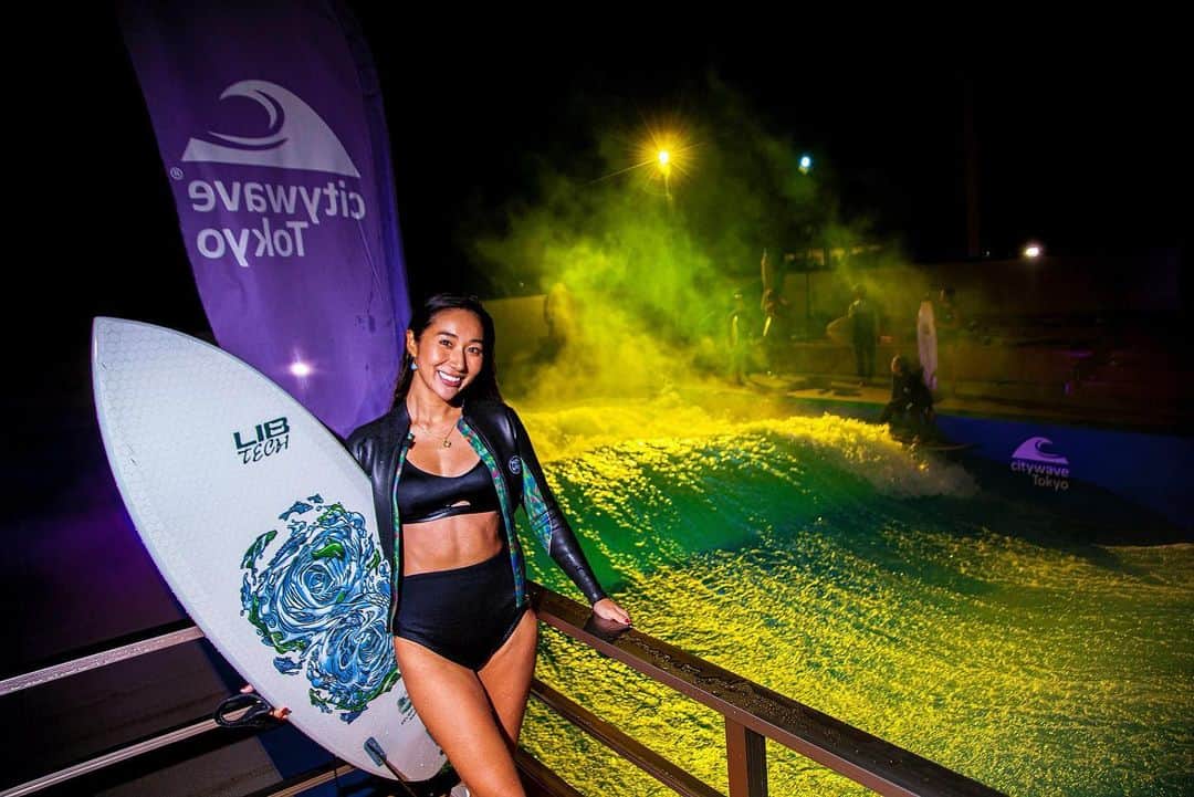 MAIMAIのインスタグラム：「YouTube upしました✨ 10/9 citywave Night surf eventにゲストとして潜入してきました👏🤩 @citywave.tokyo   なんでもありな3時間貸切スペシャルイベント！🤣✨ 限定20名程で行われたパーティーは大盛り上がりでサウナも入り放題🤤💓 私がマイクで実況したりフォトセッションしたり浮き輪ライディングしたり🤣 夜のサーフィンはめっちゃ幻想的で楽しかった〜💓素敵なナイトフォトはストロボをたいて山﨑さんが参加者全員を撮影してくれました📸 どれも写真が良すぎて最高😭✨✨ 4枚目5枚目シュールすぎて🤣笑笑  @emijah_ill   @yugokawabata とシェアウェーブも✨ @katsutotakeuchi も初参戦👍✨ プロとのセッション最高すぎた！ YouTube是非みてください💕  使用ボードはウェーブプール用に開発された最強ボード @advancesurfandsnow  LIB TECH リブテック WHIRLPOOL 5'2です🏄‍♀️  Thank you✨ @haru___jp」