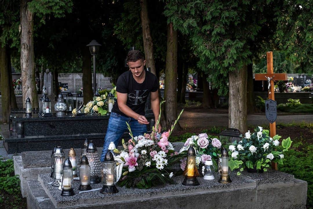 TIME Magazineのインスタグラム：「Over the last 30 years, 60 countries have liberalized abortion law, with only four rolling back its legality: the U.S., Nicaragua, El Salvador, and Poland.   Officially in 2020, there were seven maternal deaths in Poland. In 2021, there were nine.   Such low figures have persisted for more than a decade, but experts say the data is unreliable.   “Every year we estimate that there are almost three times as many deaths as appear in the statistics. If a patient dies in the intensive care unit, for example, and not in the gynecology and obstetrics department, nothing in the certificate will link her death to the pregnancy,” says Dr. Katarzyna Szamotulska, head of the epidemiology and biostatistics department at the Mother and Child Institute in Warsaw. (Poland’s Ministry of Health declined to answer multiple requests for comment about the reliability of the statistics.)   With doctors reluctant to intervene, infant mortality rates have also risen, says Dr. Gizela Jagielska, the deputy director of the public hospital in Olesnica and a gynecologist who performs many of the few legal abortions that still take place in Poland.   At the link in bio, read six stories that show the human toll of the country's strict abortion laws.  Photographs by Kasia Strek (@kasia_strek) for TIME. Story by Anna Pamula (@annapamulanka)  This project was supported by the Pulitzer Center.」