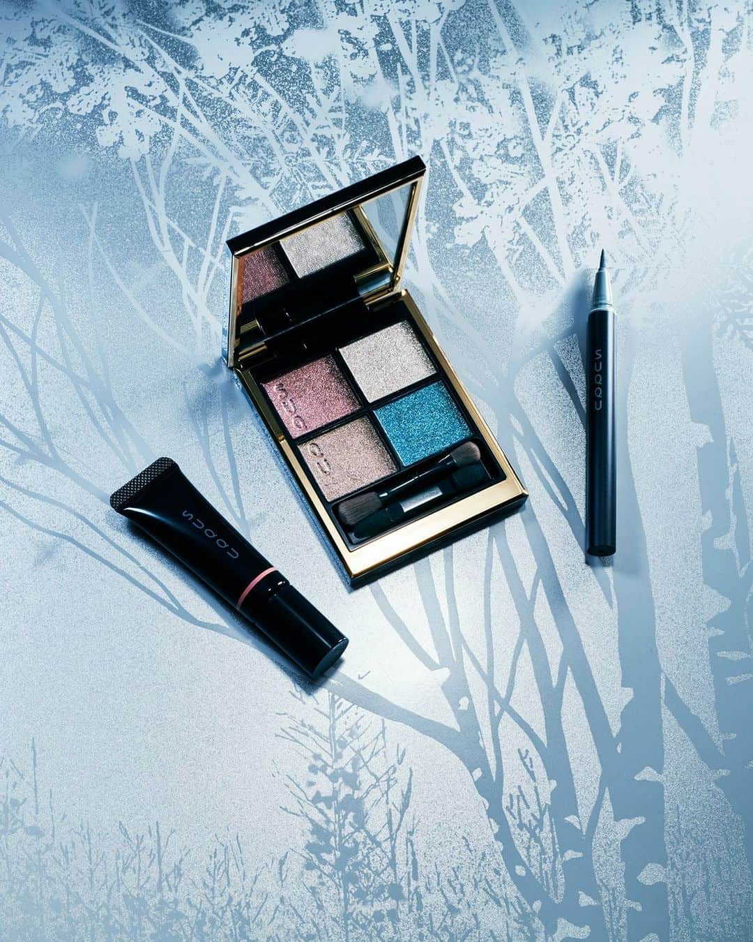 SUQQU公式Instgramアカウントさんのインスタグラム写真 - (SUQQU公式InstgramアカウントInstagram)「The makeup kit contains SIGNATURE COLOR EYES 131 RIKKA, inspired by shimmering silver flowers fluttering with serenity. Sharp gray and light silver give a noble and cool impression, while pink adds warmth and blue, a vivid brightness. MAKEUP KIT RIKKA ・SIGNATURE COLOR EYES 131 RIKKA ・NUANCE EYELINER 110 Ice Gray ・DEWY LIQUID BLUSH 101 HANAIROHONOKA *Limited quantity  静寂とともに舞う、煌めく銀花をイメージしたアイシャドウパレットのキット。 シャープなグレーと軽やかなシルバーで凛とした冷たさを感じさせながら、ピンクで温かみを、ブルーで鮮やかな明るさを。 メイクアップ キット 六花 ・シグニチャー カラー アイズ 131 六花 -RIKKA ・ニュアンス アイライナー 110 アイスグレー ・デューイー リクイド ブラッシュ 101 花彩洸 -HANAIROHONOKA ※数量限定  #SUQQU #スック #jbeauty #cosmetics #SUQQU20th #SUQQUcolormakeup #holiday #holidaycollection #銀世界 #newcollection #newproducts #limited #六花」10月14日 17時00分 - suqqu_official