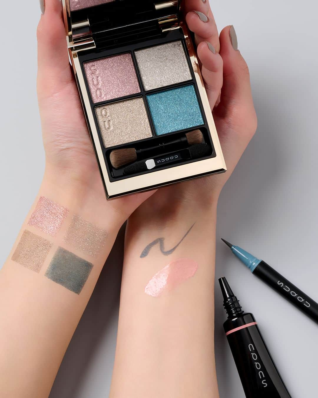 SUQQU公式Instgramアカウントのインスタグラム：「The makeup kit contains SIGNATURE COLOR EYES 131 RIKKA, inspired by shimmering silver flowers fluttering with serenity. Sharp gray and light silver give a noble and cool impression, while pink adds warmth and blue, a vivid brightness. MAKEUP KIT RIKKA ・SIGNATURE COLOR EYES 131 RIKKA ・NUANCE EYELINER 110 Ice Gray ・DEWY LIQUID BLUSH 101 HANAIROHONOKA *Limited quantity  静寂とともに舞う、煌めく銀花をイメージしたアイシャドウパレットのキット。 シャープなグレーと軽やかなシルバーで凛とした冷たさを感じさせながら、ピンクで温かみを、ブルーで鮮やかな明るさを。 メイクアップ キット 六花 ・シグニチャー カラー アイズ 131 六花 -RIKKA ・ニュアンス アイライナー 110 アイスグレー ・デューイー リクイド ブラッシュ 101 花彩洸 -HANAIROHONOKA ※数量限定  #SUQQU #スック #jbeauty #cosmetics #SUQQU20th #SUQQUcolormakeup #holiday #holidaycollection #銀世界 #newcollection #newproducts #limited #六花」