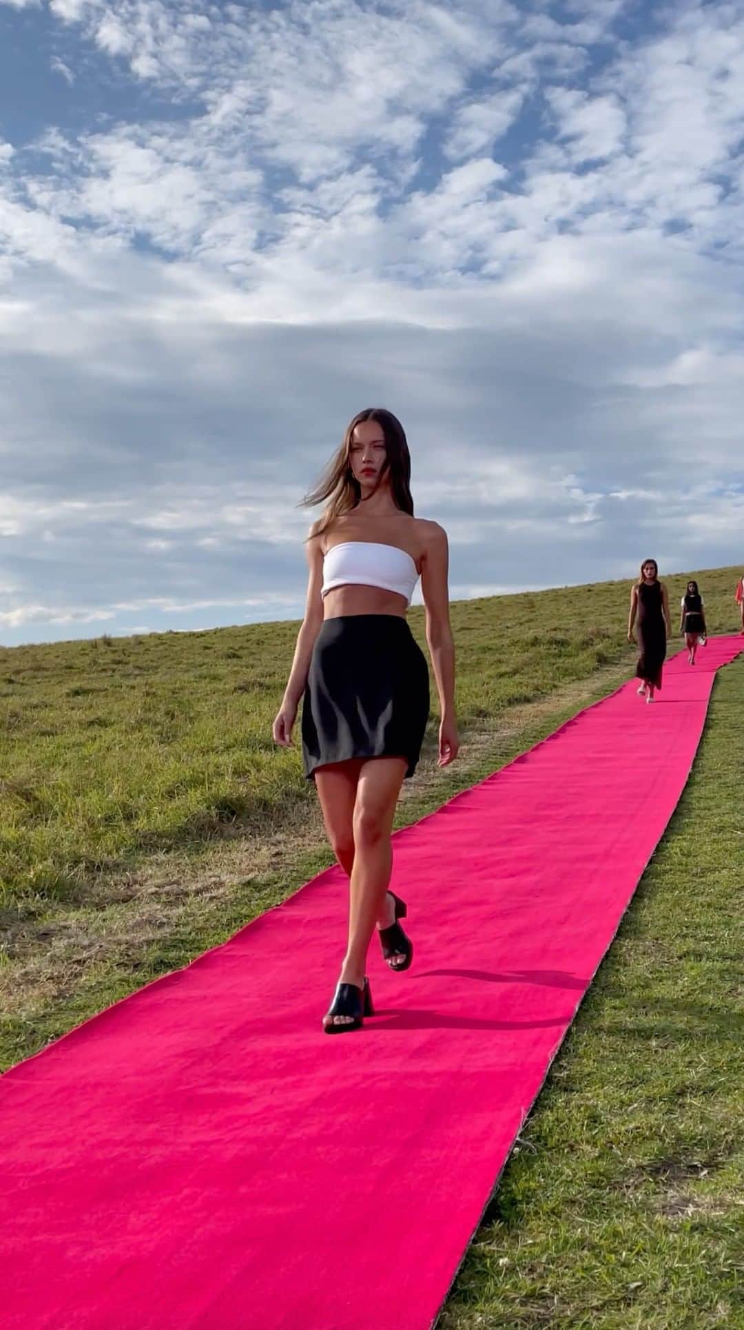 Target Australiaのインスタグラム：「@isabellemathersx looking stunning in the Split Front Mini Skirt, Boob Tube and India Mules 🖤  Available online and in store now.  🔎 The runway edit or product names to shop」