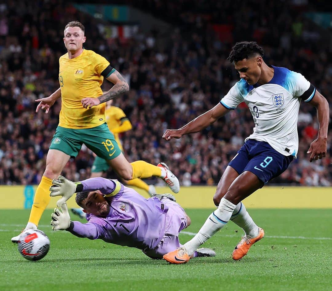 マシュー・ライアンのインスタグラム：「Another invaluable experience to learn and grow from. Left it all out there but got to keep working harder and smarter to have the defining moments go our way. Great to see and hear all that green and gold support last night. See you all Tuesday for the next one 👊🏼🫶🏼🇦🇺.」