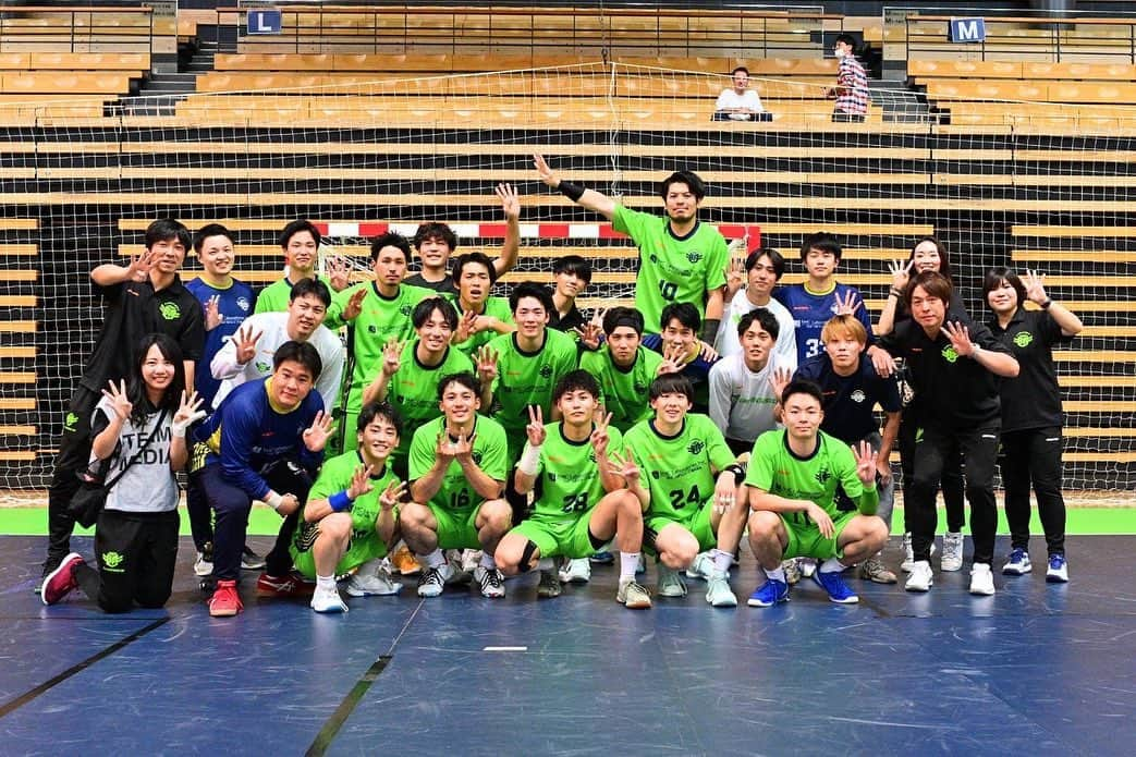 宮崎大輔のインスタグラム：「ゴールデンウルヴス戦勝って、 アースフレンズBM初の3連勝！ 沢山の応援のおかげです❗️ ありがとうございます😊 オリエンタルバイオの皆様も応援に駆け付けてくれました❗️ ありがとうございます😊  #アースフレンズbm #ハンドボール #handball  #オリエンタルバイオ」