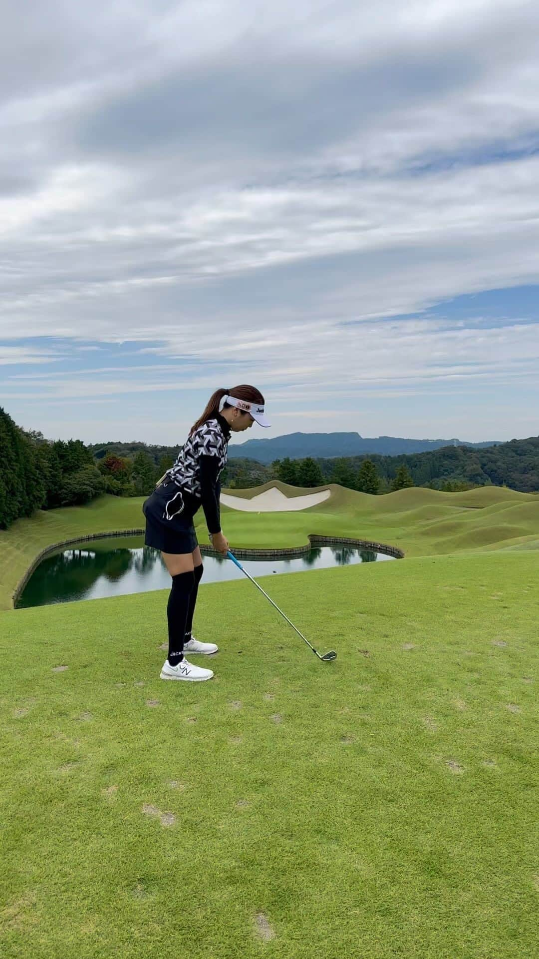 中山綾香のインスタグラム：「140y- 8i  .  👗: @jackbunny_official   👠: @newbalancegolf_japan   ✋: @kascogolf   👜: @resurrection_tokyo   .  【ウェアロゴスポンサー様】  💎Ichihara Crane Service 様 💎System Kogaku 様 💎A・Y Project 様 💎Mitsumori Industry 様 .  #ゴルフスイング #jackbunny #ゴルフ女子 #no1grip #nowon #ayproject ##newbalance #ゴルフ #ゴルフ女子 #ゴルフスイング #ゴルフウェア #ゴルフウェア #ゴルフコーデ #ゴルフスイング動画 #ゴルフ好き #ジャックバニー #ニューバランス #PR」