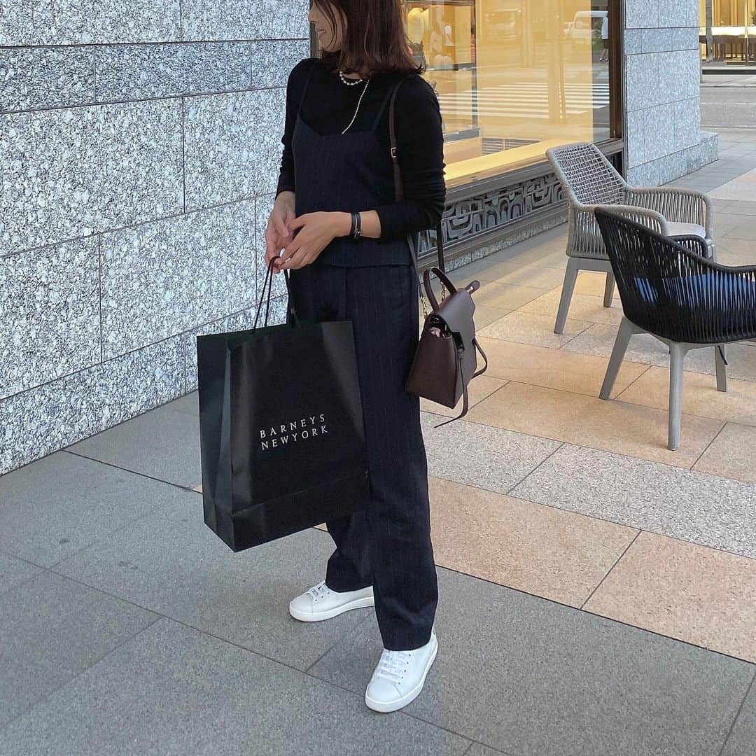 eri.khtnのインスタグラム：「友達と買い物に行ったときのコーデ☺︎  おやつはシャインマスカットのタルト☕️   tops #petitbateau pants #framework shoes #gucci bag #celine accessory #soierie #hermes」