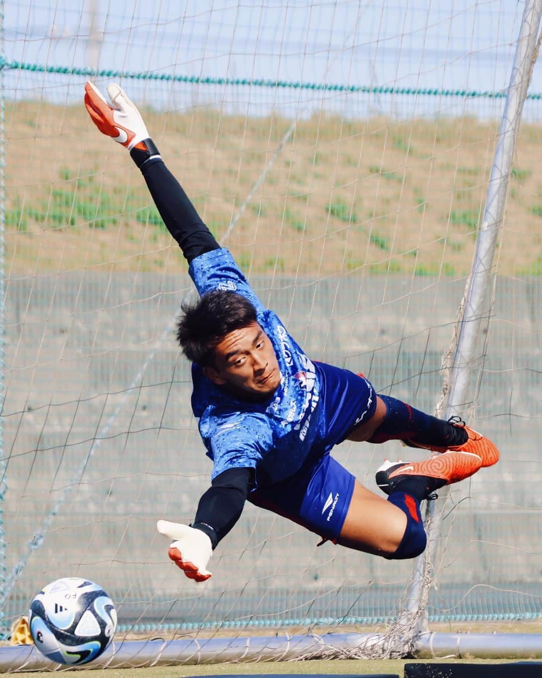 ファジアーノ岡山のインスタグラム：「🥅⚽️🥅  #山田大樹 #金山隼樹 #堀田大暉  気に入ったら「いいね」➕「保存」してね♥️💙  #2023JLeague  #ファジアーノ岡山 #fagianookayama #fagiano #okayama #岡山 #🍑 #🍡 #Jリーグ #jleague #J2  #DAZN #2023 #サッカー #football  #⚽️」