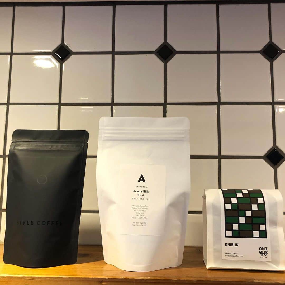のインスタグラム：「【ABOUT LIFE COFFEE BREWERS 道玄坂】  We offer coffee beans from 3 roasters👀  @akitocoffee  @stylecoffee_kyoto  @onibuscoffee   当店では3つのロースターのお豆を取り扱っています☕️ お好みに合わせてお薦めさせていただきますので、お気軽にスタッフにお声がけくださいね🪴  明日も18:00まで営業しています！  🚴dogenzaka shop 9:00-18:00(Weekday) 11:00-18:00(Weekends and Holiday) 🌿shibuya 1chome shop 8:00-18:00  #aboutlifecoffeebrewers #aboutlifecoffeerewersshibuya #aboutlifecoffee #onibuscoffee #specialtycoffee #tokyocoffee #tokyocafe #shibuya」