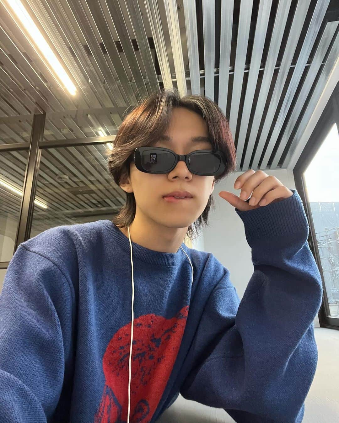 のインスタグラム：「最近イヤホンの有線にハマってる✌️」