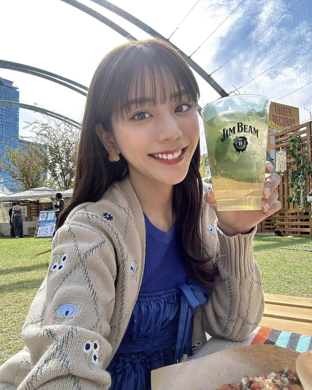 貴島明日香のインスタグラム：「‍ FAN FUN PARK by JIM BEAMに参加しました！ 来てくださったみなさん、ありがとうございます🥃  ‍ 今回のイベントは“好きなコトを詰め込む”をテーマに、 いろんな人が各々の好きなコトを監修してできあがったイベントです。 ‍ 私が監修したメキシカンスタイルのホットドッグもあるよ🌭 他にも自分のイラストを書いてもらえたりDJステージがあって、 とにかくわくわくするイベントになっているので、ぜひ遊びに行ってくださいね☺︎  10/15（日）までMIYASHITA PARKで開催中です！  #PR #ジムビーム #FANFUNPARKbyJIMBEAM」