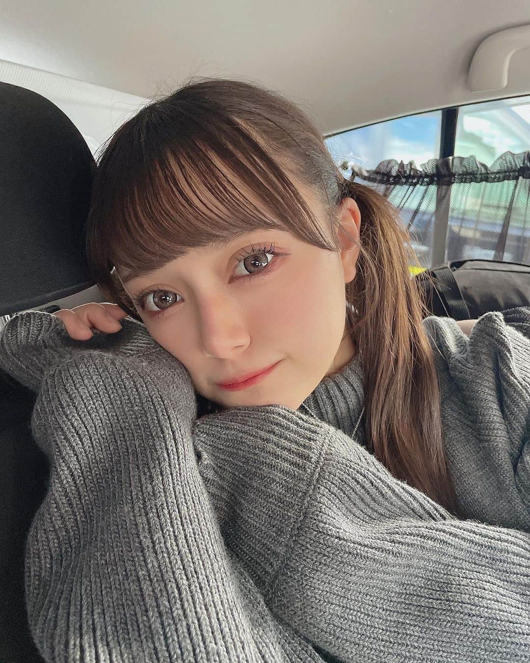 坂本理紗のインスタグラム：「最後は眩しすぎて目が開けれない坂本さん( -᷅_-᷄ ) ・ ・ ・  #ツインテール  #ニット  #秋服コーデ  #デートコーデ  #フレンチガーリー  #chico  #彼女感  #05」