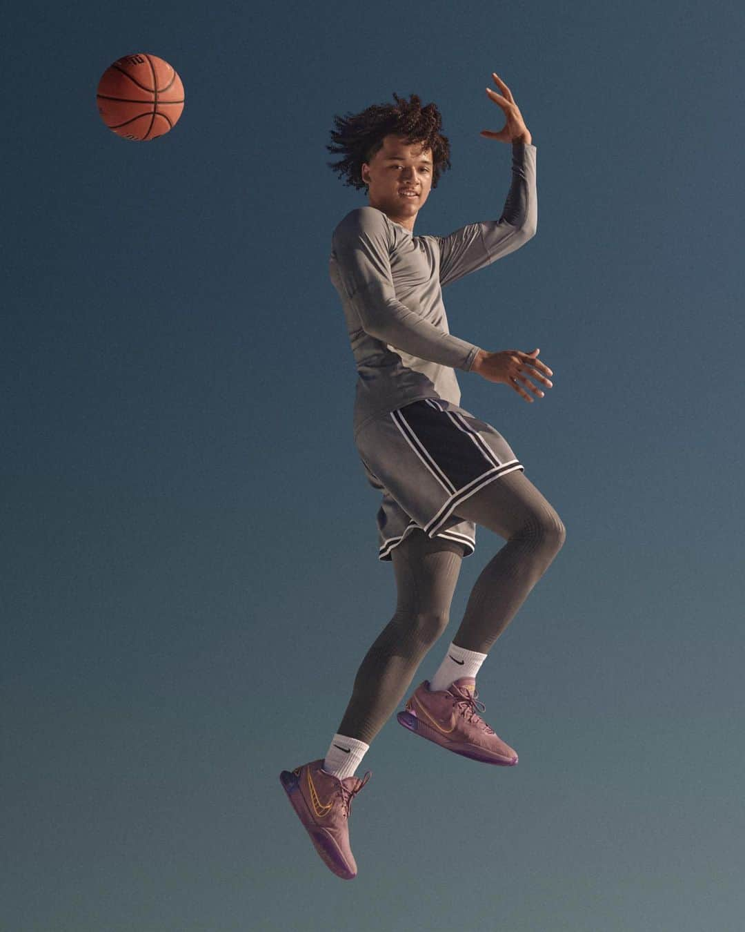 Nike Basketballさんのインスタグラム写真 - (Nike BasketballInstagram)「Breathable, lightweight design 🤝 game-changing moves.  Tap to shop the LeBron XXI Freshwater now.」10月15日 3時59分 - nikebasketball