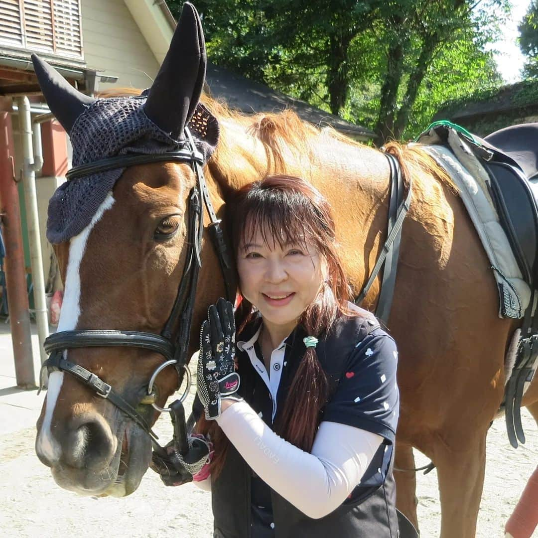 宇月田麻裕さんのインスタグラム写真 - (宇月田麻裕Instagram)「10/12 乗馬日記「まただね」#プリマティスタ ぷーちゃん、10/7に乗っています。  10/7 乗馬日記「おひさ～」#プリマティスタ | 宇月田麻裕オフィシャルブログ「Happiness Factory」Powered by Ameba (ameblo.jp)   今回は、少しだけ洗い場で「にー」と笑う笑顔芸をしてくれました。   レッスンは、ぷーちゃんこと「プリマティスタ」＆Ｋ先生   拍車あり、下乗りあり。  前回と同じように、速歩まではいいのですよね。     騎乗直後の常歩は、サクサクうごいてとってもいい。  心地良い反動。     先生からのアドバイス。  馬がよれてきたら、駈歩が出ないので、  すぐにまっすぐにする。  速歩もですね。  バランスも大事。  馬が動きやすいように。     ぷーちゃん、いいこでした💕              トウカイテイオー - Wikipedia    #プリマティスタ  プリマティスタ (Primatista) | 競走馬データ - netkeiba.com     #トウカイテイオー産駒  トウカイテイオー (Tokai Teio) | 競走馬データ - netkeiba.com     #ユーワジョイナー産駒  ユーワジョイナー (Yuwa Joyner) | 競走馬データ - netkeiba.com」10月15日 4時00分 - mahiro_utsukita