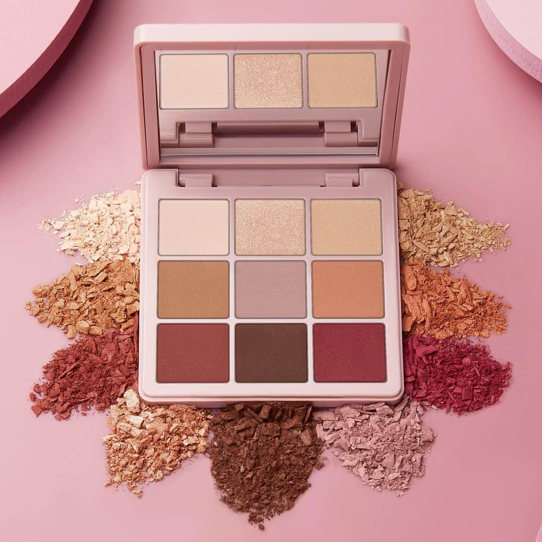Anastasia Beverly Hillsのインスタグラム：「Our latest obsession 😍 Mini Modern Renaissance features 9 full-pigment shades ranging from neutral to berry tones in matte and metallic finishes 💖   Shop now at the link in bio!   #AnastasiaBeverlyHills」