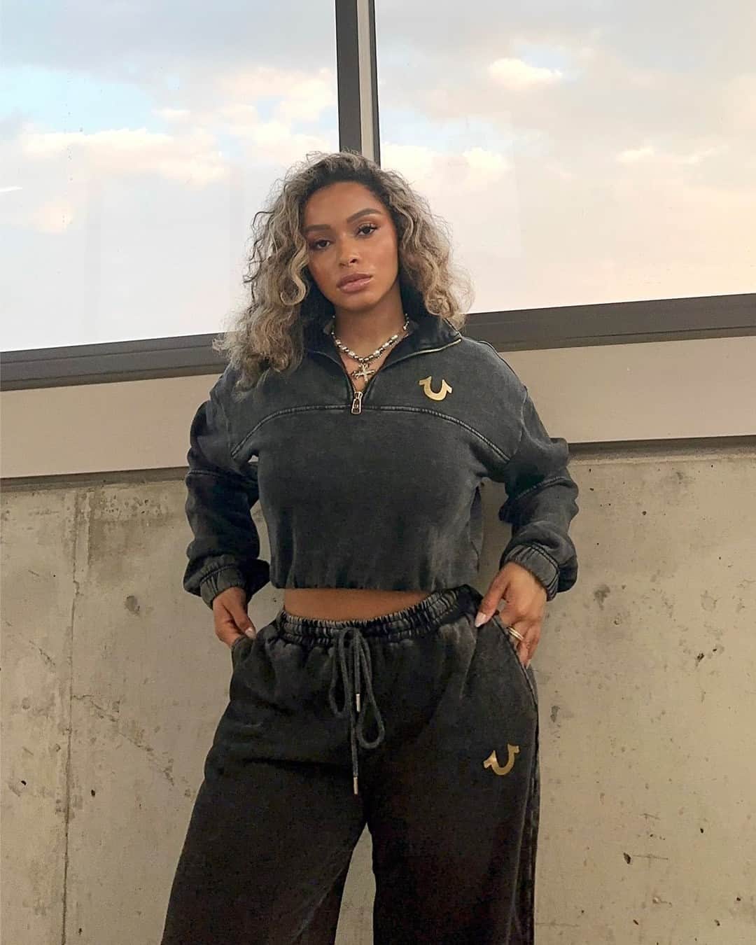 のインスタグラム：「If you're gonna do comfy, do it right. ✔️  #MYRLGN via @autumn.marrie  [link in bio to shop]」