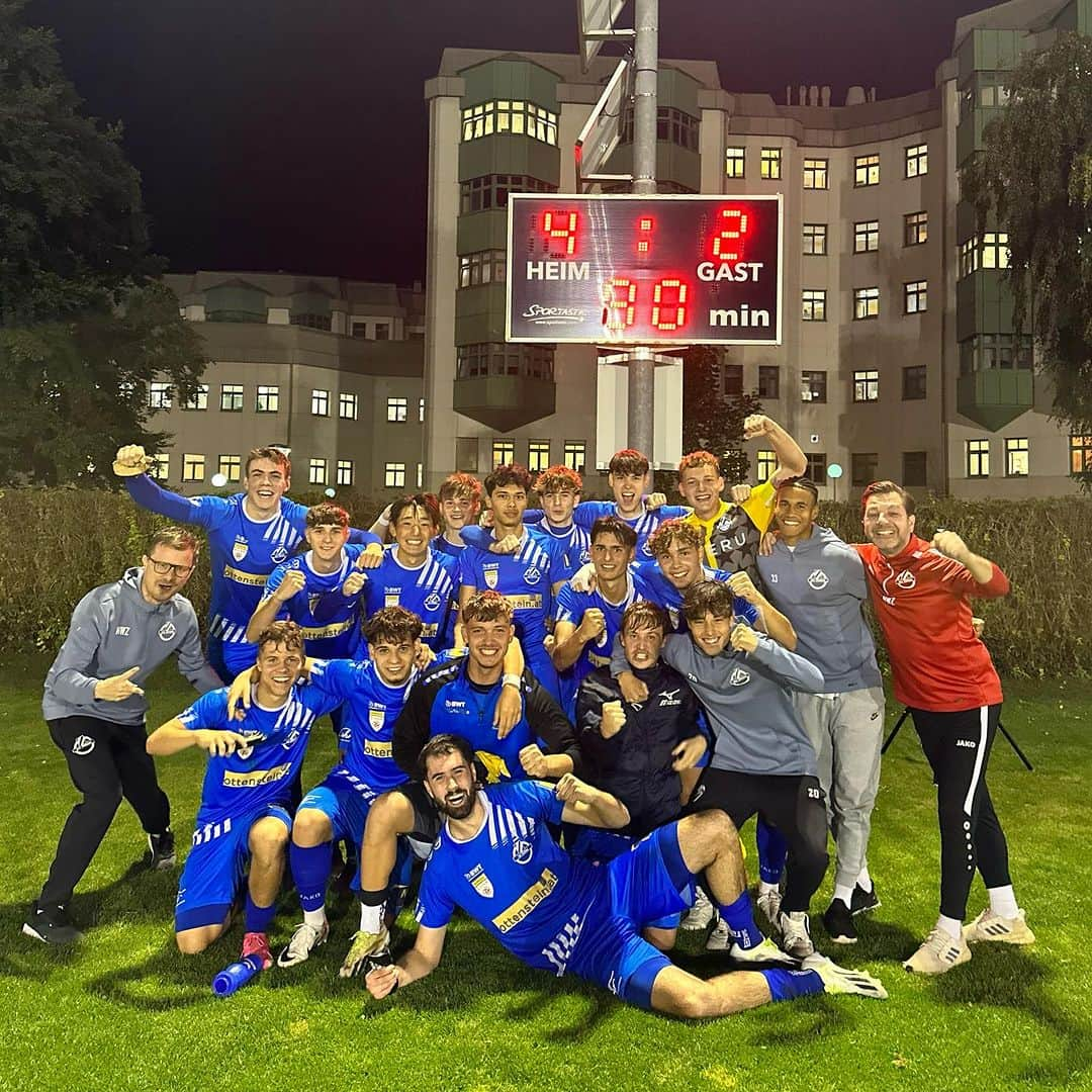 SVホルンのインスタグラム：「Unsere Amateurmannschaft holt einen 0:2-Rückstand auf und kann die Partie 4:2 für sich entscheiden. Die harte Arbeit unserer jungen Truppe machte sich nun endlich bezahlt, wir sind stolz auf euch!✊🏼🫶🏼  Torschützen: Petuely, 3x Reichenvater  #sostolz #erstersieg #weiterso #3punkte #leidenschaftfussball #svhornfamilie #landesliga #youngstarts #svhorn #bepartofit」