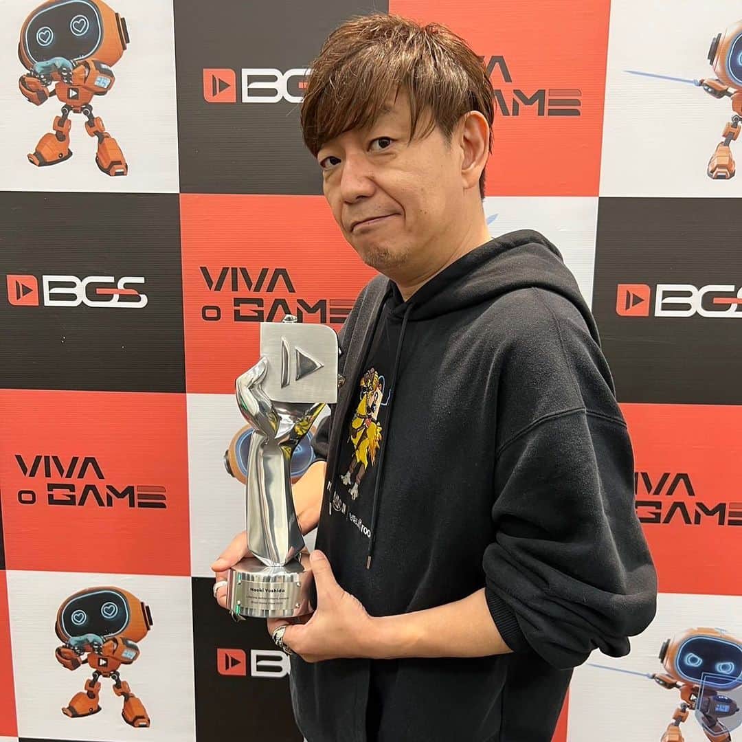 のインスタグラム：「Brazil Game Show presented a 50-years-young Yoshida-san with a lifetime achievement award! He couldn’t have done it without YOU! #ff14 #ffxiv」