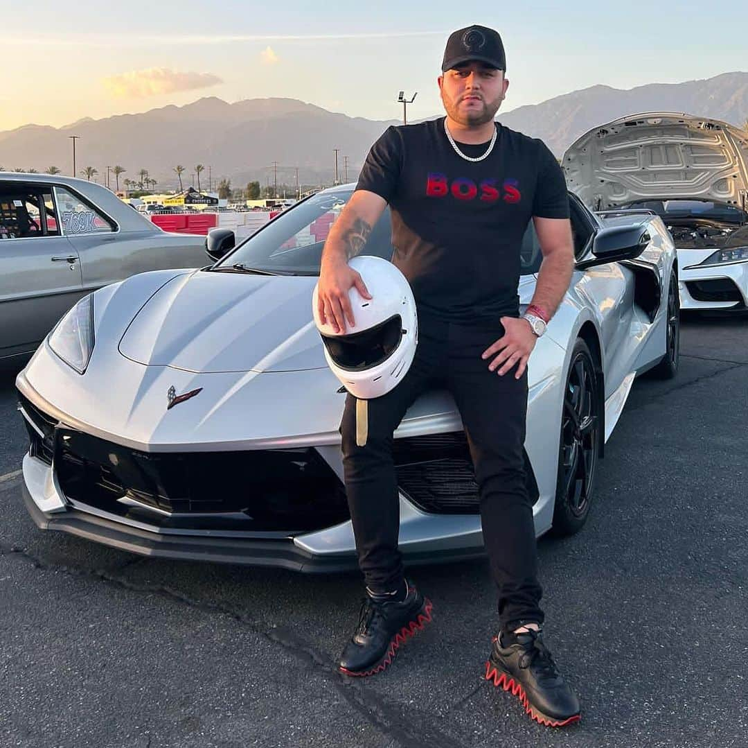 ケビン・オーティズのインスタグラム：「Excelente sábado para todos ustedes sacando el estres un rato #corvettec8 #c8corvette #kevinortiz #kevinortiz2024 #irwindalespeedway #irwindaledragstrip」