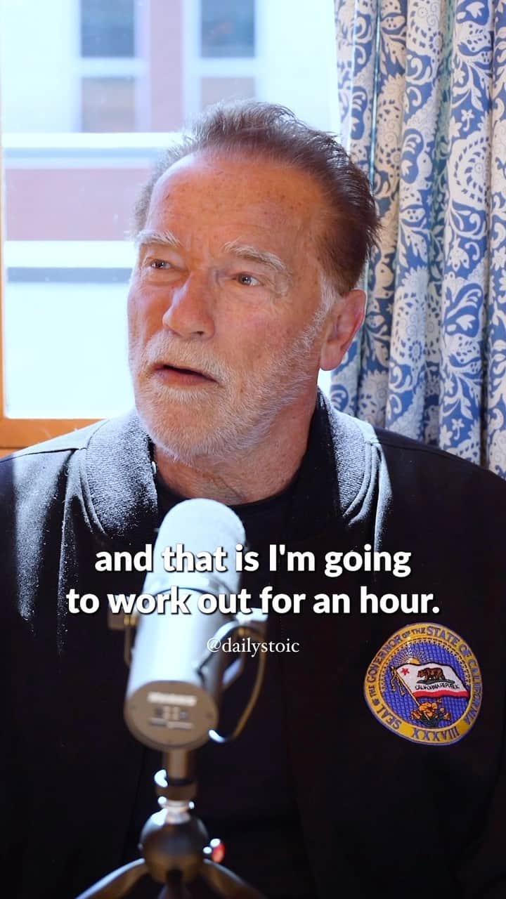 アーノルド・シュワルツェネッガーのインスタグラム：「New episode is live with @schwarzenegger and @ryanholiday on the @dailystoic podcast.   “Arnold Schwarzenegger On Finding Ways To Be Useful” is available wherever you listen to podcasts.」