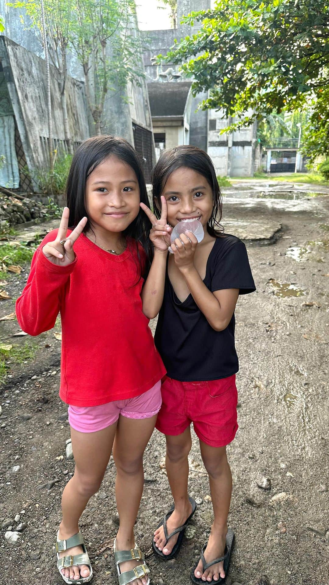 絹野志朋のインスタグラム：「Volunteer activity At a Slum🇵🇭  セブ島のスラムに住む子供たちに 炊き出しを提供するボランティアに参加してきました。  水もトイレも電気もない場所で生活をし、 それでも笑顔で笑いかけてくれる子供たちの姿を見て 深く考えさせられるものがありました。  私たちの当たり前は、誰かにとっての当たり前じゃない。 世界中にある"幸せ"のかたちは１つじゃない。  幸せそうに、楽しそうに、笑顔で過ごす子供たちから 私も沢山のパワーとエネルギーを貰いました。  今ある幸せに感謝しながら、 地球のために、世界のために、私にできることを 考えていきたいと思います。  貴重な経験をさせて頂きありがとうございました😌 Thanks @ngo.slpc @eccsgc  . . #ボランティア #ボランティア活動  #海外ボランティア #炊き出し #炊き出しボランティア #フィリピン留学 #フィリピン旅行  #語学留学 #語学学校 #ECC  #セブ島 #セブ留学 #セブ島旅行  #セブ旅行 #セブ島留学 #cec #slpc #volunteer #cebu」