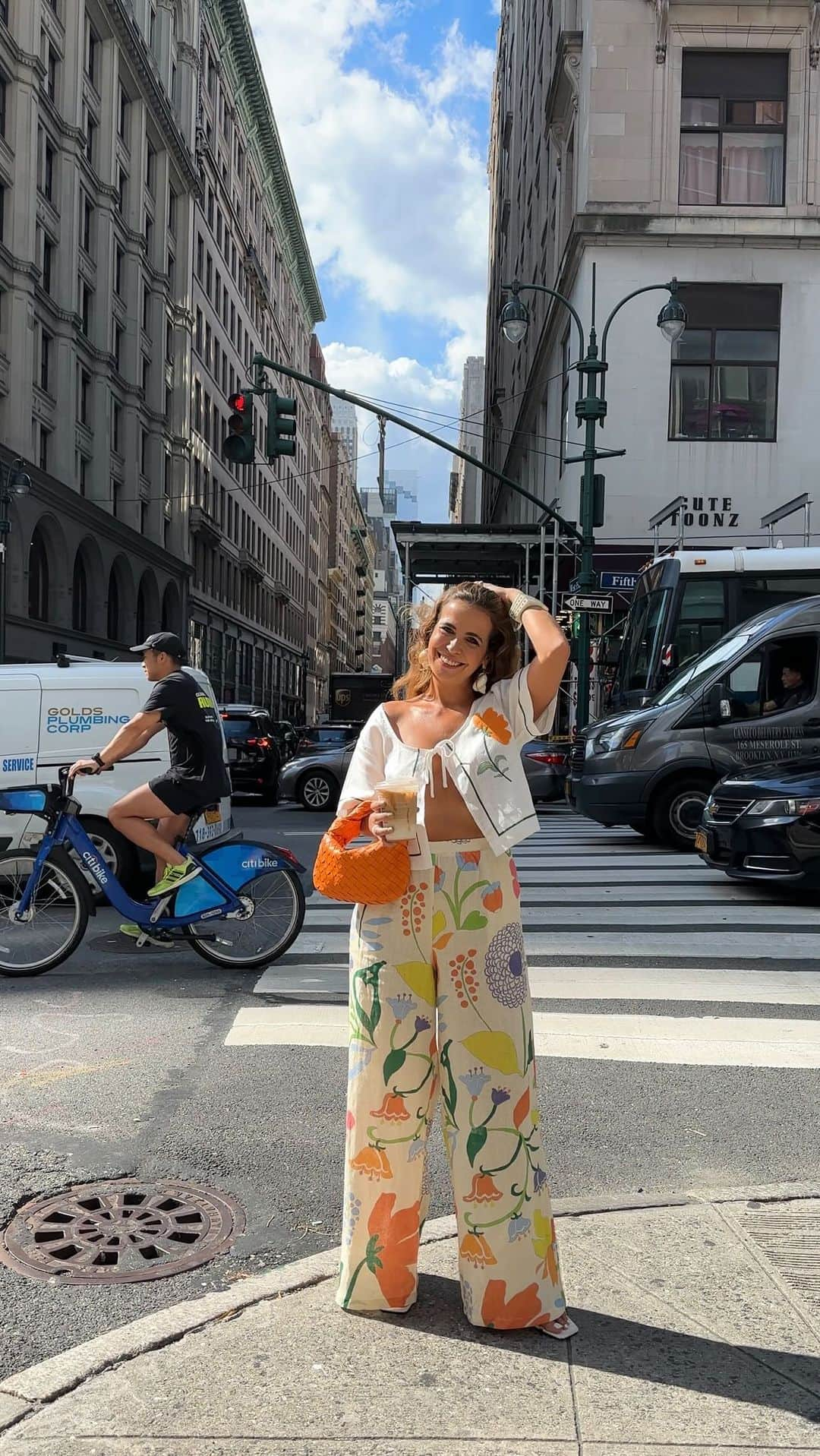 Collage Vintageのインスタグラム：「There is no place like New York to feel a vibrant city. That’s what I love the most. This colorful morning I’m wearing a @vrg.grl set and the mini jodie @newbottega bag. What’s your favorite city of the world?」