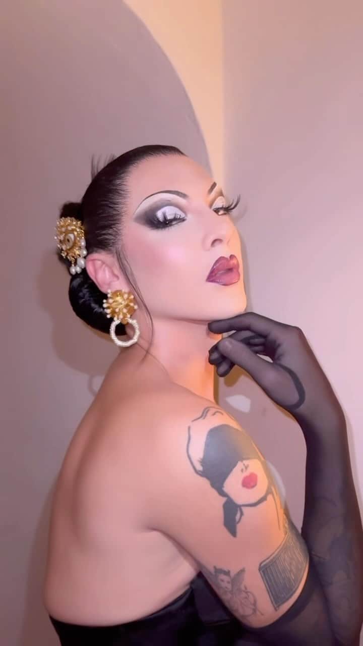 ヴァイオレット・チャチキのインスタグラム：「@schiaparelli @danielroseberry」