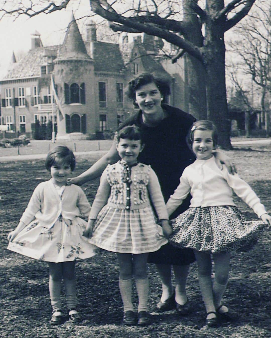 ジェーン・シーモアのインスタグラム：「Tomorrow is a very special day! We will be celebrating my mother, Mieke Frankenberg, and her selfless philosophy that inspired @TheOpenHeartsFoundation. ♥️ We’ll also be celebrating her 109th birthday. 😊 ⁣ ⁣ I hope you’ll join us tomorrow from 11AM - 1PM PST for this celebration and virtual fundraising experience. You can go to www.openheartsfoundation.org/donate to join, or tap the link in stories!」
