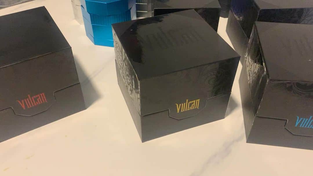 ヤコポのインスタグラム：「CONTEST GIVE AWAY   Option 1 MAKE A VIDEO WITH MY NEW SONG ROLL IT ( tag and follow us @vulcangrinders )  Option 2 Show proof of purchase of @reggaesuperfest_  ticket and send me   And win this Friday we will give away 3 premium top notch  @vulcangrinders」
