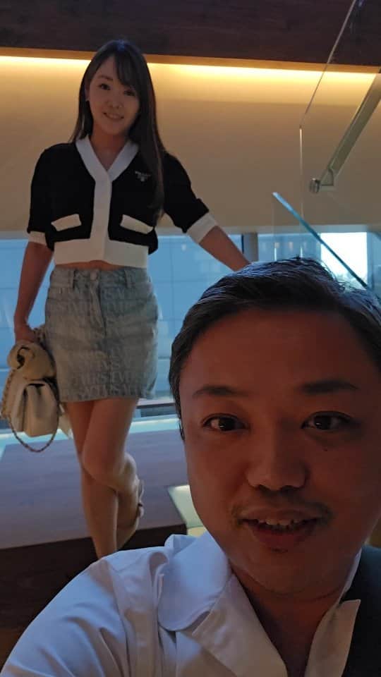 与沢翼のインスタグラム：「ウニ1貫5千円の店 #zuma へ7年振りに。ロンドン発だけど鮨もうまい。ドバイだと日本食は外国人オーナーが手掛けるケースがほとんど。2008年オープンらしいから15年の歴史。専用バレーパーキングやラウンジまであってゴージャス。本当かどうかは分からないけどこの店舗だけで月商2億とかあると聞いた。」