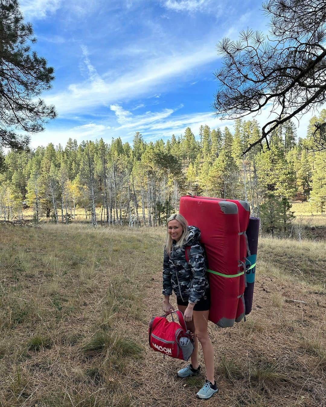 シエラ・ブレア・コイルのインスタグラム：「Looking casual carrying two pads versus what I’m actually saying when I carry two pads 😂  @moonclimbing @moonclimbingwomen   📷: @b_enix_」