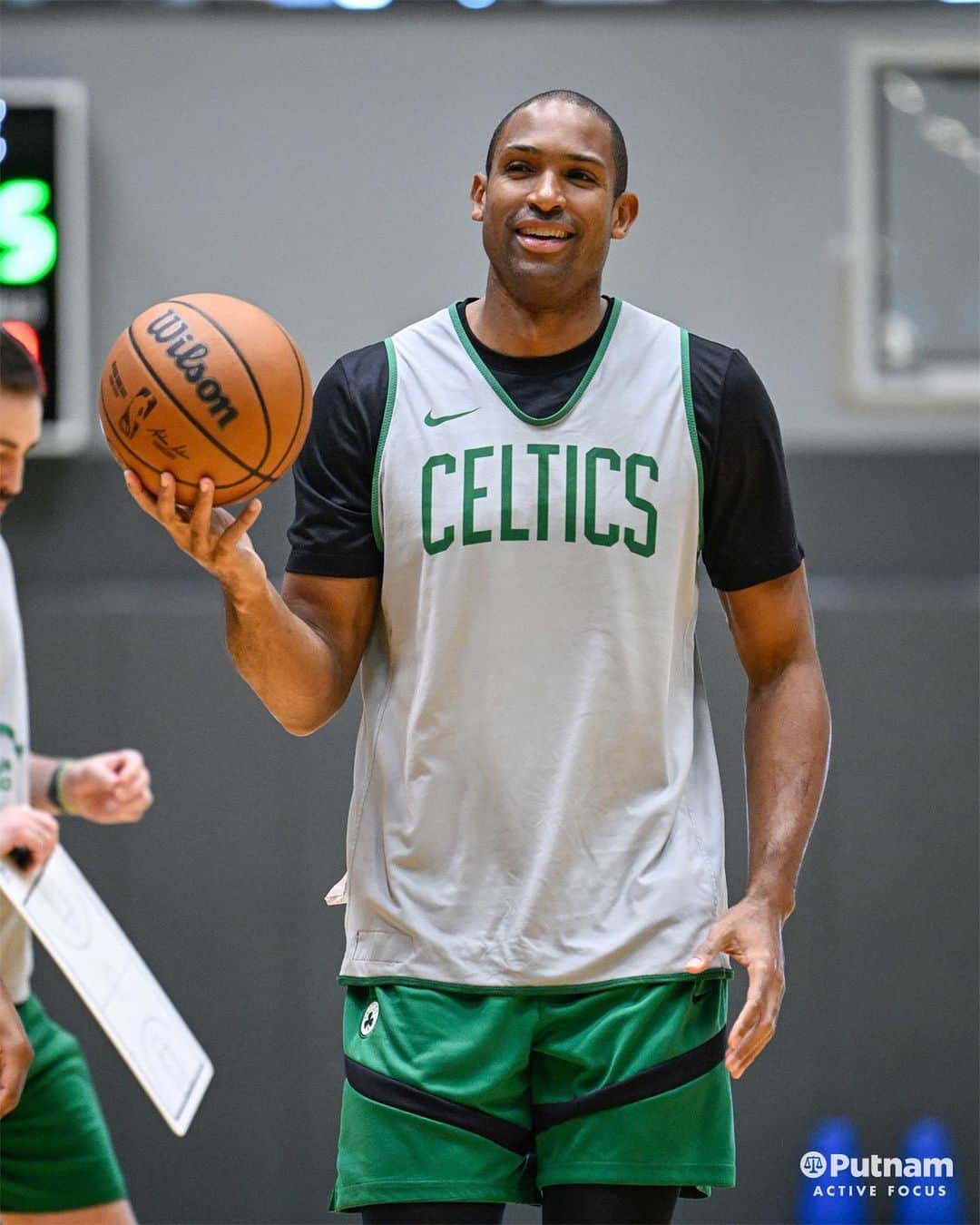 ボストン・セルティックスのインスタグラム：「working on the weekend like usual」