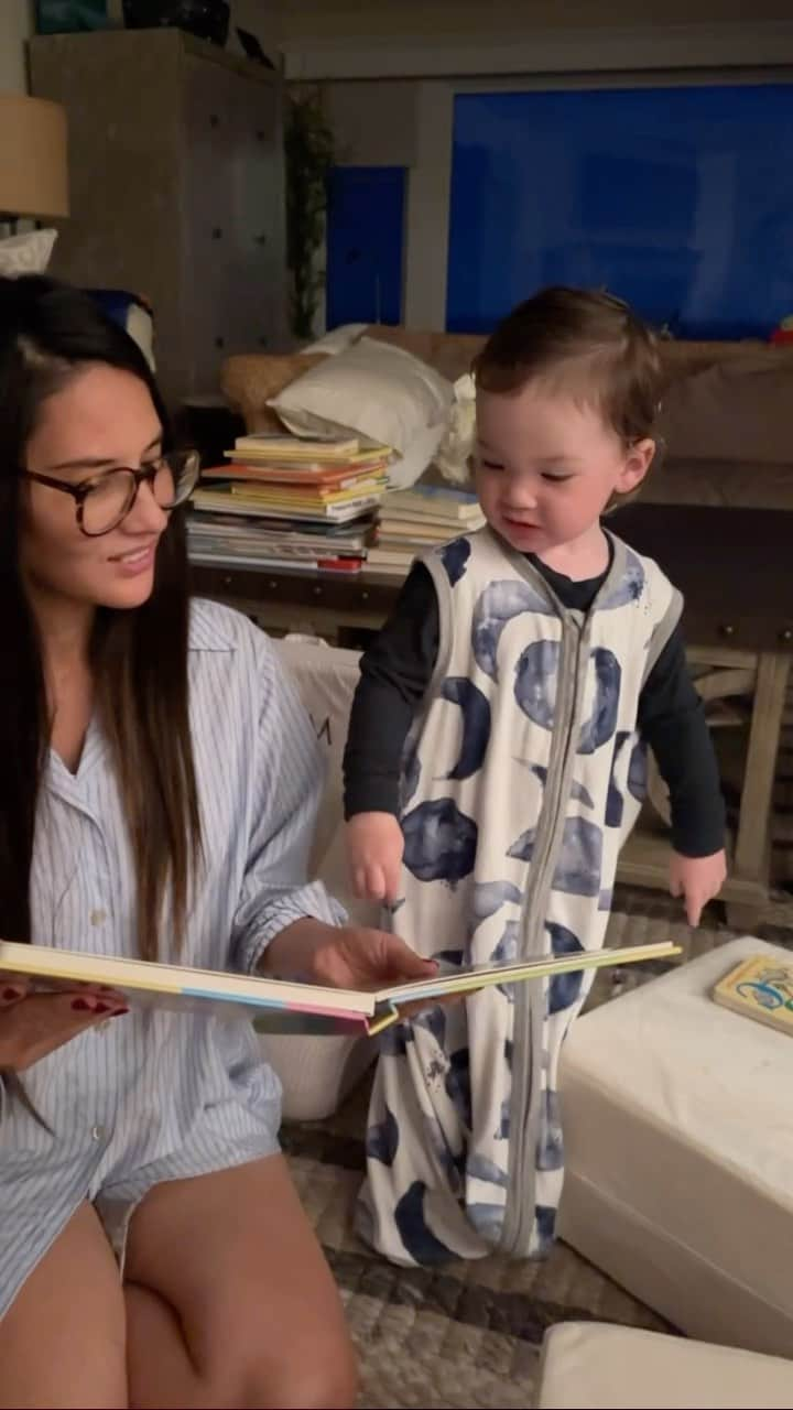 オリヴィア・マンのインスタグラム：「Thank you @aliwong for our First 100 Mandarin Words book! Malcolm loves it! 🏮📖」