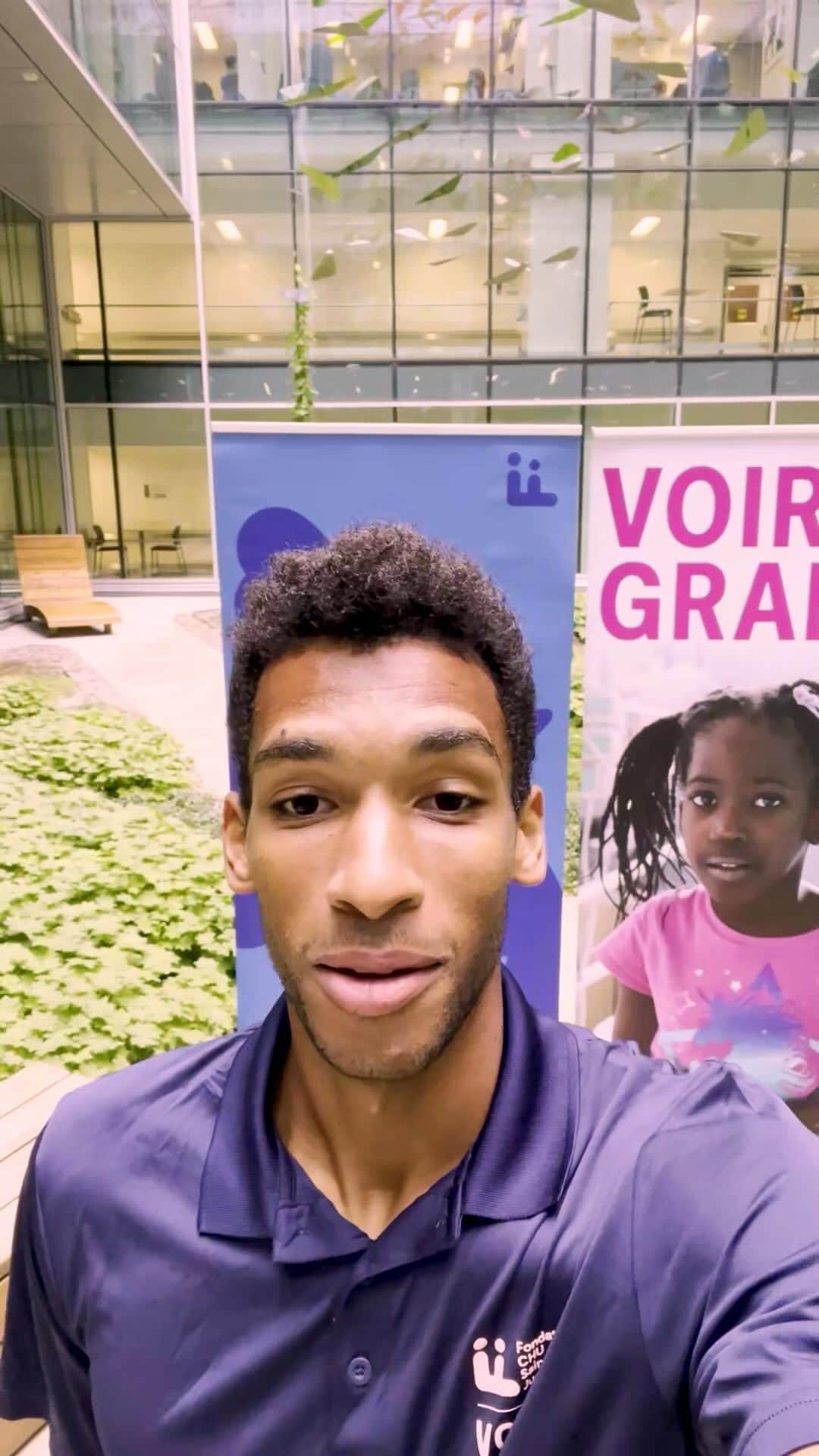 フェリックス・オジェ＝アリアシムのインスタグラム：「Le 14 septembre dernier, @felixaliassime, porte-parole de la campagne Voir Grand de la Fondation CHU Sainte-Justine, rendait une visite bien spéciale aux enfants et aux familles de Sainte-Justine. En sont ressortis des moments remplis d’émotions et des regards complices. De ceux qui ne se partagent que parmi les plus grands.」