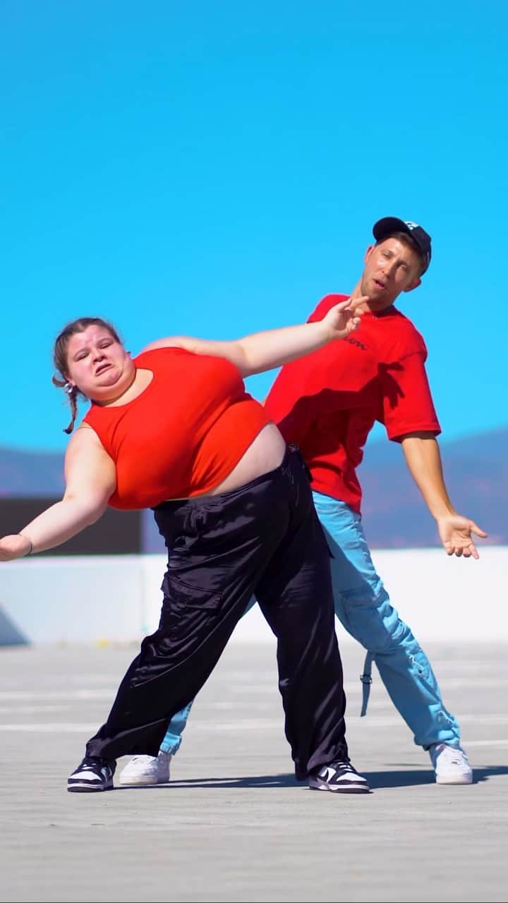 マット・ステファニーナのインスタグラム：「We got sunburned for this 🥵🪘 @lizzy.dances   Bongos - @iamcardib @theestallion   Dc @itsbankhead」