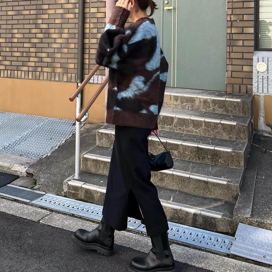 Nagiのインスタグラム：「ニュアンス柄ニット 色の配色も可愛い☺️  @ungrid_official のニット✨  スカートにブーツ合わせ  好きな季節がきたなぁ🤭  tops. #ungrid  bottom. #basement  shoes. #bottegaveneta   @ungrid_staffsnap #code#fashion#コーデ#ファッション#秋コーデ#秋服#ニット」
