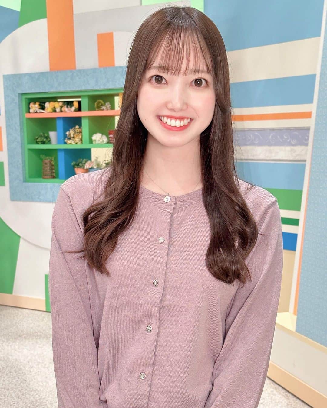 石井奏美のインスタグラム：「今日のシアワセ気分の衣装です👗 ラベンダーのカーディガン🪻 ボタンがキラキラで可愛かったです✨  今回は放送がお昼で なんだか新鮮でした💡 ご覧いただいた皆さん、 ありがとうございました🙇‍♀️  一気に秋の気温で体調管理が 難しい時期ですが、 皆さんが健康に過ごせますように🍁  いつも素敵なコメントを 寄せていただきありがとうございます📝 お返事ができていなくて 心苦しいのですが、大切に読んでいます。  今日も1日お疲れ様でした💐🧸  #岡山#香川#アナウンサー#衣装 #okayama#kagawa#ootd」