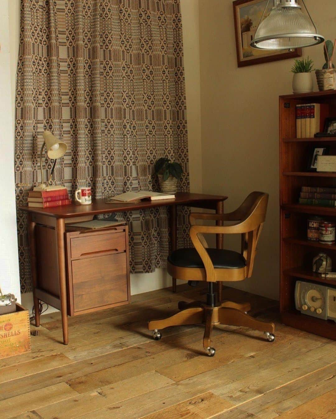 ACME Furnitureさんのインスタグラム写真 - (ACME FurnitureInstagram)「-study room-  ▪️BROOKS DESK ▪️SHAW-WALKER DESK CHAIR   天板は上から下に向けて内側に向かう形で面を落としているので、しっかりとした厚みがありながら軽い印象に。 流線型のようなデザインはフィット感やPC作業のときに肘が乗っかるように計算されています。  1910年 〜20年代に生産されていたヴィンテージチェアを元に制作した木製のチェアと合わせて。  Contact:ACME Furniture MEGURO St. TEL:03-5720-1071 Email:acme-jsf@baycrews.co.jp  #acmefurniture #vintagefurniture #brooksdesk #shawwalkerdesk #chair #bodieindustrylamp #brooksshelf」10月14日 18時59分 - acme_furniture